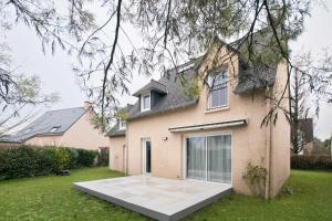 ein Haus mit einer großen Terrasse davor in der Unterkunft Chez Lisette - Maison climatisée dans Cancale in Cancale
