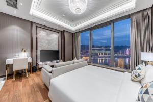 TV a/nebo společenská místnost v ubytování Roosevelt Service Apartment Chongqing Jiefangbei Pedestrian Street Hongyadong Branch