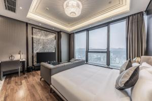 Postel nebo postele na pokoji v ubytování Roosevelt Service Apartment Chongqing Jiefangbei Pedestrian Street Hongyadong Branch