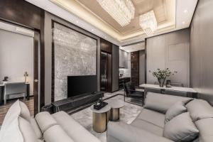 TV a/nebo společenská místnost v ubytování Roosevelt Service Apartment Chongqing Jiefangbei Pedestrian Street Hongyadong Branch