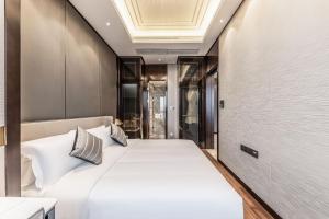 Postel nebo postele na pokoji v ubytování Roosevelt Service Apartment Chongqing Jiefangbei Pedestrian Street Hongyadong Branch