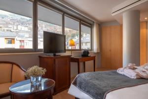 Postel nebo postele na pokoji v ubytování Hesperia Andorra