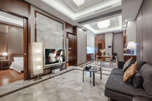 TV a/nebo společenská místnost v ubytování Roosevelt Service Apartment Chongqing Jiefangbei Pedestrian Street Hongyadong Branch