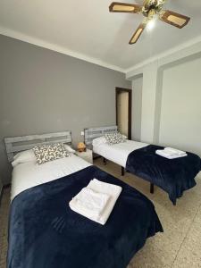 Ένα ή περισσότερα κρεβάτια σε δωμάτιο στο Hostal Pueblo Viejo