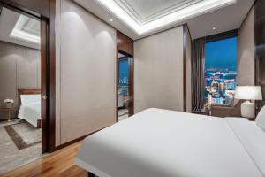 Postel nebo postele na pokoji v ubytování Roosevelt Service Apartment Chongqing Jiefangbei Pedestrian Street Hongyadong Branch