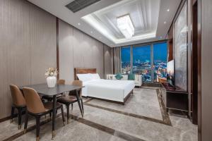 Postel nebo postele na pokoji v ubytování Roosevelt Service Apartment Chongqing Jiefangbei Pedestrian Street Hongyadong Branch