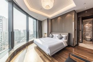 Postel nebo postele na pokoji v ubytování Roosevelt Service Apartment Chongqing Jiefangbei Pedestrian Street Hongyadong Branch