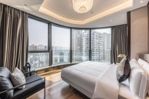 Postel nebo postele na pokoji v ubytování Roosevelt Service Apartment Chongqing Jiefangbei Pedestrian Street Hongyadong Branch
