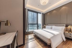 Postel nebo postele na pokoji v ubytování Roosevelt Service Apartment Chongqing Jiefangbei Pedestrian Street Hongyadong Branch