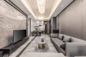 TV a/nebo společenská místnost v ubytování Roosevelt Service Apartment Chongqing Jiefangbei Pedestrian Street Hongyadong Branch