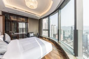 Postel nebo postele na pokoji v ubytování Roosevelt Service Apartment Chongqing Jiefangbei Pedestrian Street Hongyadong Branch