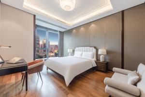 Postel nebo postele na pokoji v ubytování Roosevelt Service Apartment Chongqing Jiefangbei Pedestrian Street Hongyadong Branch