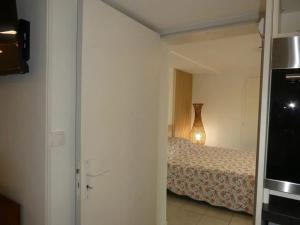 a bedroom with a bed with a vase on it at Appartement moderne à Latresne avec jacuzzi, 50 m² in Latresne