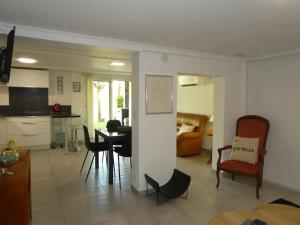 a kitchen and living room with a table and chairs at Appartement moderne à Latresne avec jacuzzi, 50 m² in Latresne