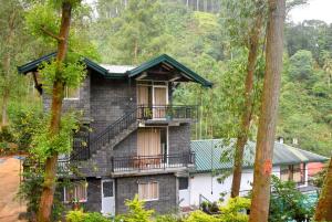 una casa in mezzo a una foresta di Tunnel Side Hotel Ramboda a Ramboda