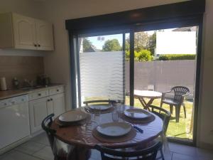 Η κουζίνα ή μικρή κουζίνα στο Maisonette sur terrain clos, loue 3nuits minimum +2 φωτογραφίες