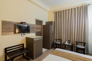 TV a/nebo společenská místnost v ubytování The Suncourt Hotel Yatri