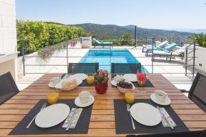 a table with plates of food on top of a house at Villa Lemon Tree in Vinišće