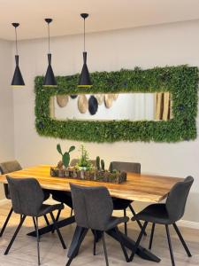 Una mesa de comedor con sillas y un espejo. en Hanna Apartment, en Tirana 7 fotos más