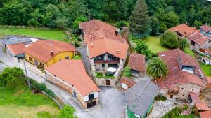 eine Luftansicht eines Hauses mit rotem Dach in der Unterkunft La Casa de Piedra in Herrera de Ibio