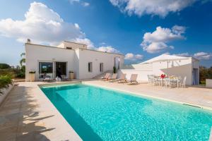 una villa con piscina y una casa en DIMORA SOLARIS 6, Emma Villas, en Ugento