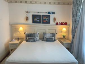 - une chambre avec un grand lit et des oreillers rayés dans l'établissement 5º andar do IL Campanario Villaggio Resort, à Florianópolis 45 autres photos