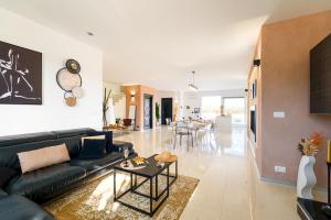 una sala de estar con un sofá y una mesa en DIMORA SOLARIS 6, Emma Villas, en Ugento