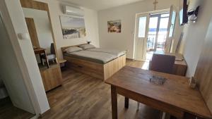 En eller flere senge i et værelse på Apartment Relax Seline, na plaži-on the beach