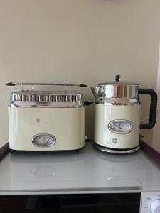 Příslušenství pro přípravu čaje a kávy v ubytování Beautiful penthouse apartment