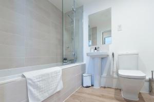 Ένα μπάνιο στο Tranquil Cotswolds Retreat- Stylish 1 Bed