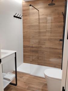 una ducha con puerta de cristal en un baño en Apartamentos Montreal premium, en Sierra Nevada 32 fotos más