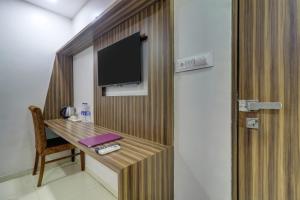 TV a/nebo společenská místnost v ubytování Hotel Blue Saphire Terminal 2