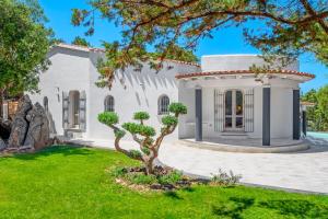 Κήπος έξω από το VILLA MIO& TUYO