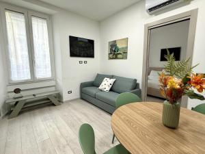 Χώρος καθιστικού στο 5 minuti Duomo - Metro M4 Argonne - Linate Airport