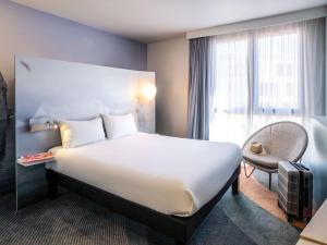a hotel room with a large bed and a window at ibis Styles Toulon Centre Port in Toulon