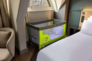 سرير أو أسرّة في غرفة في NH Collection Salzburg City