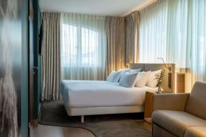 سرير أو أسرّة في غرفة في NH Collection Salzburg City