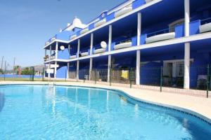 duży basen przed budynkiem w obiekcie Livingtarifa Apartamento Paradise w mieście Tarifa