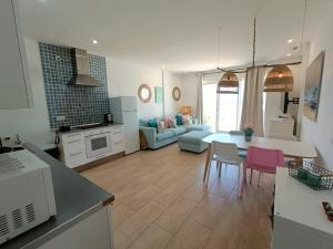 kuchnia i salon ze stołem i krzesłami w obiekcie Livingtarifa Apartamento Paradise w mieście Tarifa