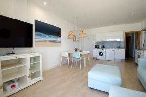 Telewizja i/lub zestaw kina domowego w obiekcie Livingtarifa Apartamento Paradise