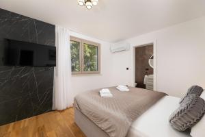 Posteľ alebo postele v izbe v ubytovaní Villa Njivice Apartman Marina + 25 fotografií