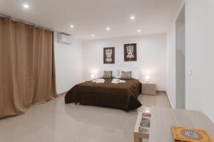 a bedroom with a bed and two lamps and a table at Dimora del Moro in Palermo