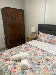 塔里萨伊Antara Condominium Tower 2的一张带毛巾的床和梳妆台