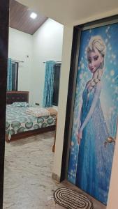 una habitación con una pintura de una sirena en Adviks Home Stay, en Alibaug