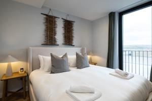 Ένα ή περισσότερα κρεβάτια σε δωμάτιο στο Modern 1-Bedroom Apartment in the Heart of Hayle +2 φωτογραφίες