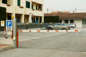 een parkeerplaats met auto's geparkeerd op een parkeerplaats bij Residence Piccola Oasi in Vigonza