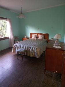 ein Schlafzimmer mit einem Bett und einem Tisch und einem Fenster in der Unterkunft Damasco in San Rafael