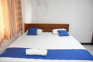 Letto o letti in una camera di Tunnel Side Hotel Ramboda