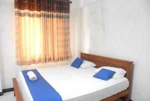 Letto o letti in una camera di Tunnel Side Hotel Ramboda