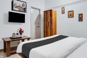 Postel nebo postele na pokoji v ubytování FabHotel Nisarg Villa